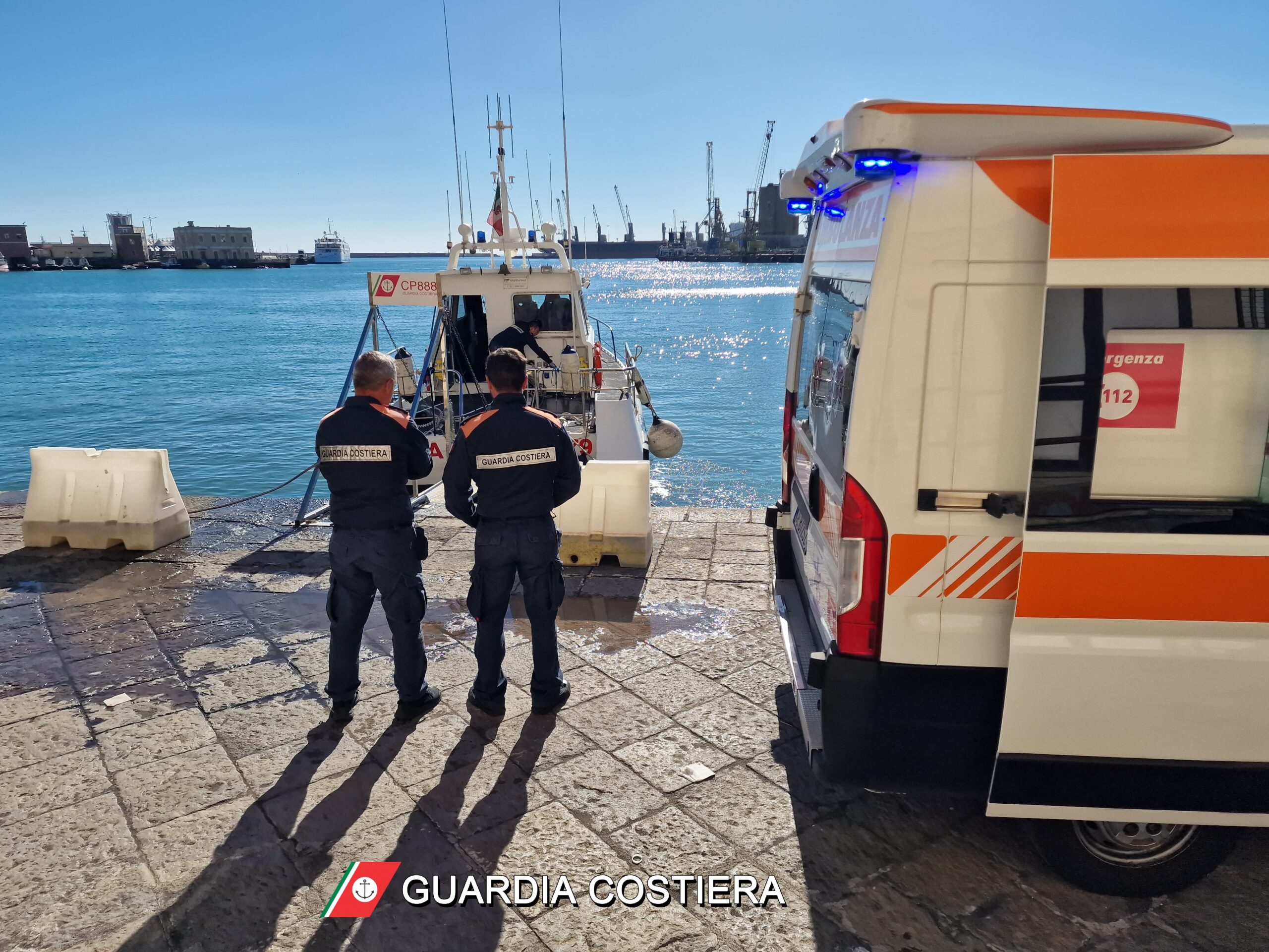 Guardia costiera soccorre un marinaio colto da malore dopo essere stato ...
