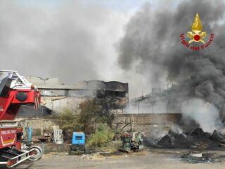 Vigili del Fuoco intervengono per l’incendio di un capannone a Misterbianco