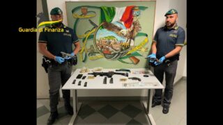 Palermo, scoperto un arsenale di armi e droga al Villaggio Santa Rosalia: arrestato il responsabile