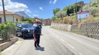 Finto carabiniere e avvocato truffano e rapinano anziano: arrestati dai veri militari