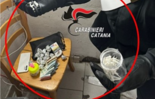 Blitz nel quartiere catanese Librino: arrestati due pusher e sequestrate oltre 120 dosi tra cocaina, hashish e crack
