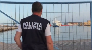 Dieci migranti morti asfissiati a largo di Lampedusa: arrestati i due scafisti