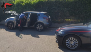 Gravina di Catania, in tasca i soldi, in auto e a casa la droga: i Carabinieri arrestano un giovane pusher