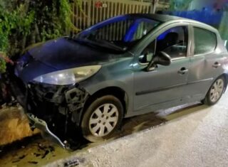 Alcamo: auto finisce fuori strada e si schianta contro un muro