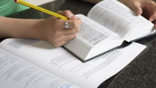 Impongono di lasciare gli studi, la DC pronta a pagare la retta alla ragazza: “Approvare nostra legge sul prestito ai giovani universitari”