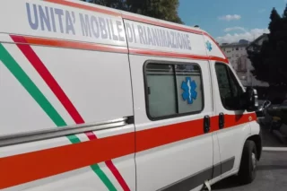 Malore mentre nuota nel mare di Finale di Pollina, muore una 52enne