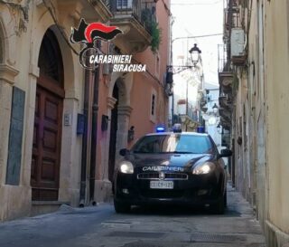 Con un cacciavite minaccia e tenta di rapinare un edicolante e poi un tabaccaio: arrestato 65enne di Lentini