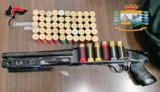Canicattini Bagni, droga e armi: 54enne arrestato e denunciato il figlio