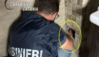 Catania. Un occhio al cliente e l’altro al portone: arrestato dai Carabinieri pusher recidivo