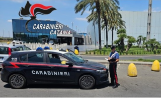 Belpasso, acciuffati nei parcheggi dopo il furto in un negozio di abbigliamento: arrestati due giovani