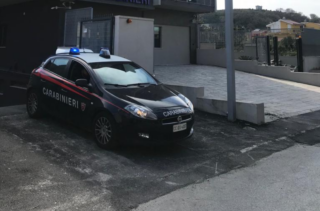 Sorpreso mentre era intento ad appiccare il fuoco ad alcuni rifiuti: arrestato un 76enne nel messinese