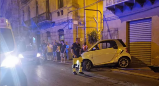 Caltanissetta, 40enne ubriaca sperona auto in sosta e poi aggredisce giornalista dell’Ansa