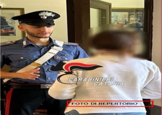 Litiga con la ex e le rompe la porta di casa: lei si salva grazie a un cancelletto in ferro: arrestato nel catanese