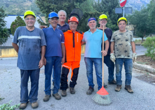 Cinisi, gruppo di volontari al lavoro: riqualificata la zona che circonda la scuola materna