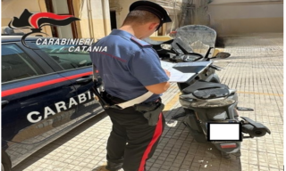 Pizzicato su uno scooter rubato, 41enne catanese denunciato dai Carabinieri
