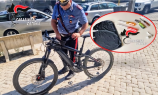Randazzo, due minorenni con coltello e passamontagna tra i negozi del centro: fermati dai Carabinieri, uno è stato denunciato