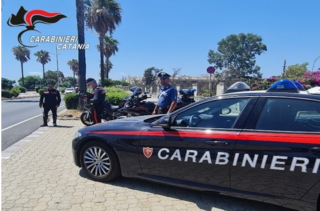 Stavano rubando la Fiat Panda di un ignaro bagnante presso un lido della Plaia: arrestati due catenesi di 22 e 23 anni