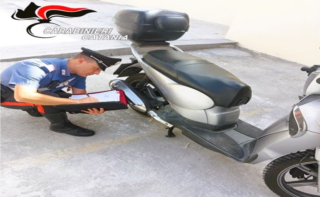 Circolava per le vie di Paternò con uno scooter con targa e telaio modificati: denunciato per riciclaggio