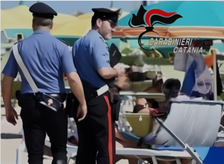 Acireale, evade dai domiciliari per andare in un parco acquatico. Carabinieri lo trovano su un lettino sotto l’ombrellone: arrestato 