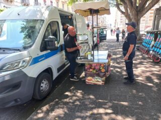 Centro storico di Catania, sequestri e sanzioni per operatori abusivi di spremi agrumi