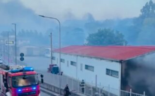 Terrasini, incendio vicino Città del mare, villette evacuate
