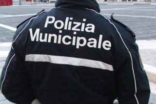 Modica, extracomunitario violento, tensione in città: interviene la polizia locale