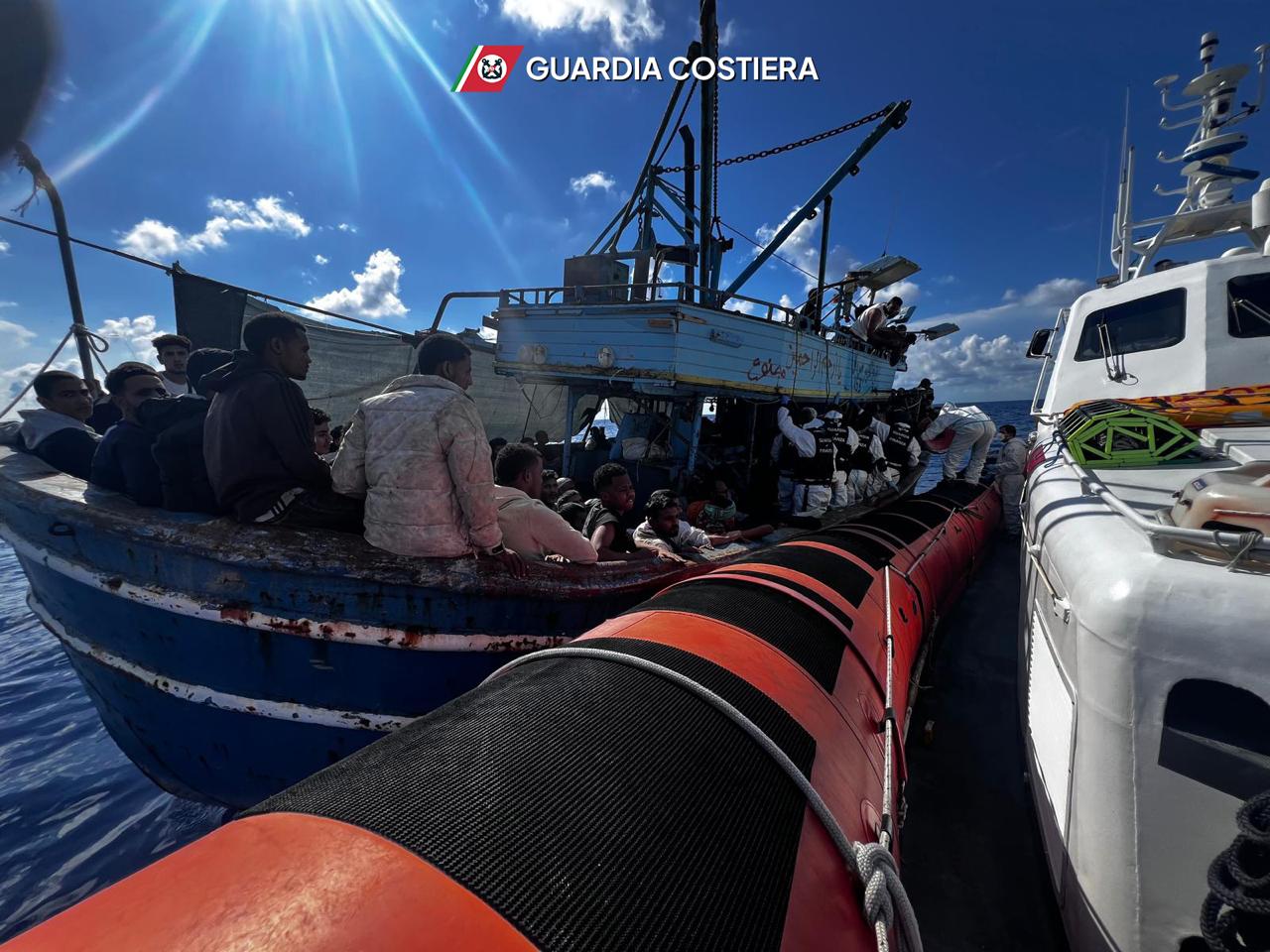Migranti, operazione di soccorso al largo della Sicilia: salvate 140 persone