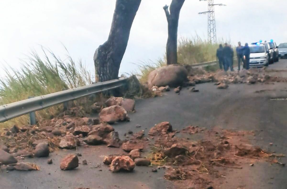 Forza d’Agrò, fango e detriti sulle provinciali 12 e 16: in azione le squadre della&hellip;