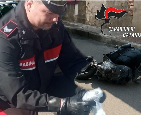 Catania, pusher minorenne tenta la fuga: arrestato&hellip;