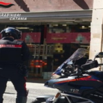 Catania, tenta di rubare abiti per oltre 1.100 euro e minaccia la guardia giurata: denunciato 42enne
