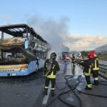 Autobus a due piani prende fuoco sull’A29: intervento dei Vigili del Fuoco, nessun ferito