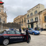 Ragusa, aggredisce le forze dell’ordine dopo essersi introdotto in un’abitazione: arrestato 32enne