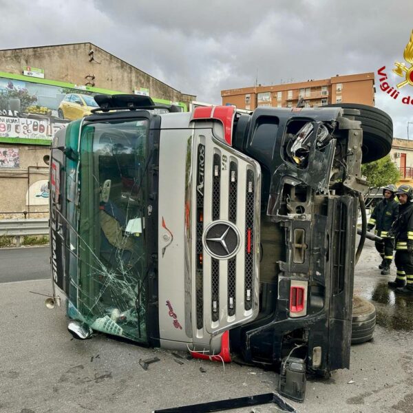 Palermo, incidente in via Messina Marine: mezzo&hellip;