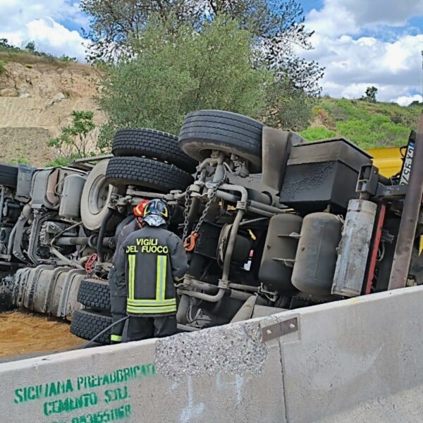 Ribaltamento di un autocompattatore sulla SS 514:&hellip;