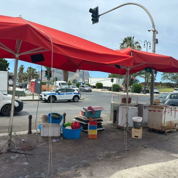 Palermo, venditrici abusive in piazza Kalsa: sequestrati&hellip;