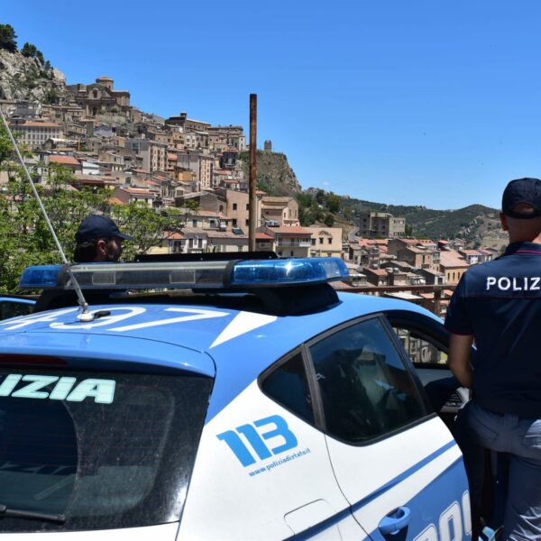 Nicosia, molesta un’anziana e aggredisce i poliziotti:&hellip;