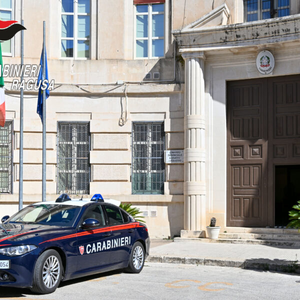 Ragusa, minaccia i dipendenti con un coltello&hellip;