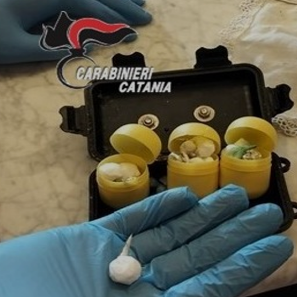 Paternò, getta un contenitore con cocaina e&hellip;