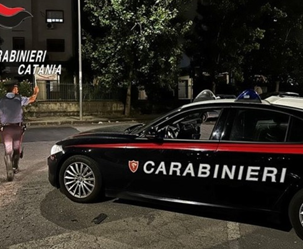 Paternò, brandisce una bottiglia rotta e rifiuta&hellip;