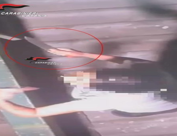 Motta Sant’Anastasia, tenta di colpire la vicina&hellip;