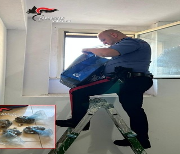 Vizzini, scoperto nascondiglio sul cornicione: arrestato 21enne&hellip;