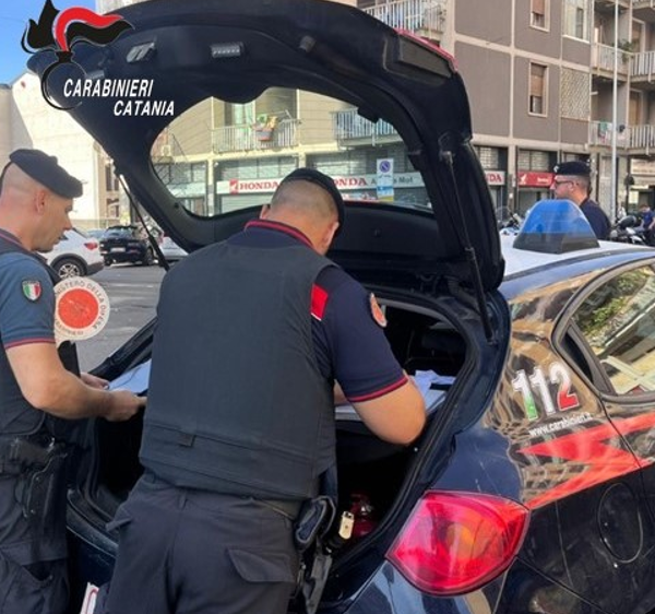 Catania, coppia ruba due collane d’oro fingendosi&hellip;