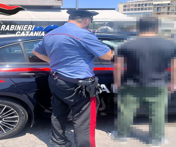 Catania, piazza Europa: 30enne sorpreso a importunare&hellip;