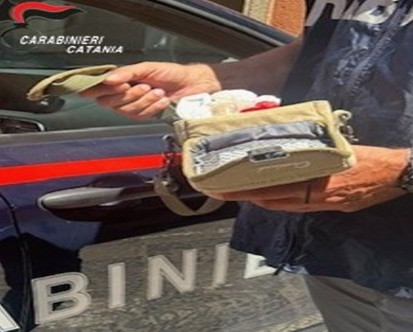 Catania, lancia la droga dalla finestra per&hellip;