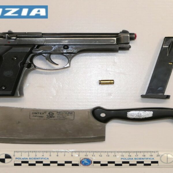 Vittoria, gira con pistola giocattolo senza tappo&hellip;