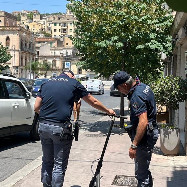 Modica, fugge in monopattino tra i pedoni&hellip;
