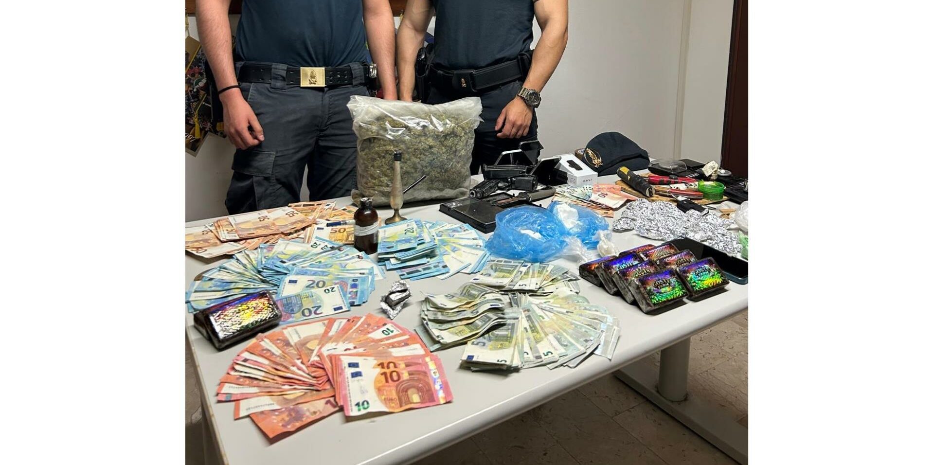 Sequestrati oltre 700 grammi di marijuana, hashish,&hellip;