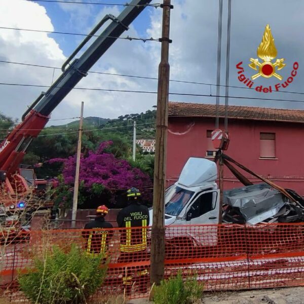 Incidente sulla Messina-Palermo: treno contro mezzo pesante,&hellip;