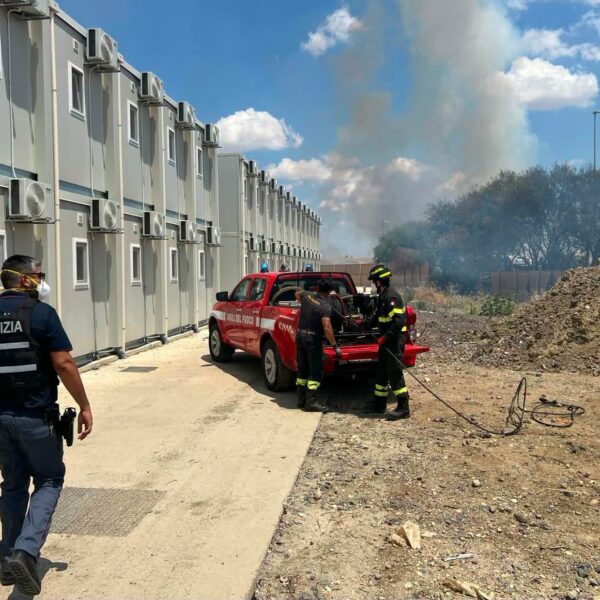 Agira, incendio sulla SP 61 minaccia il&hellip;