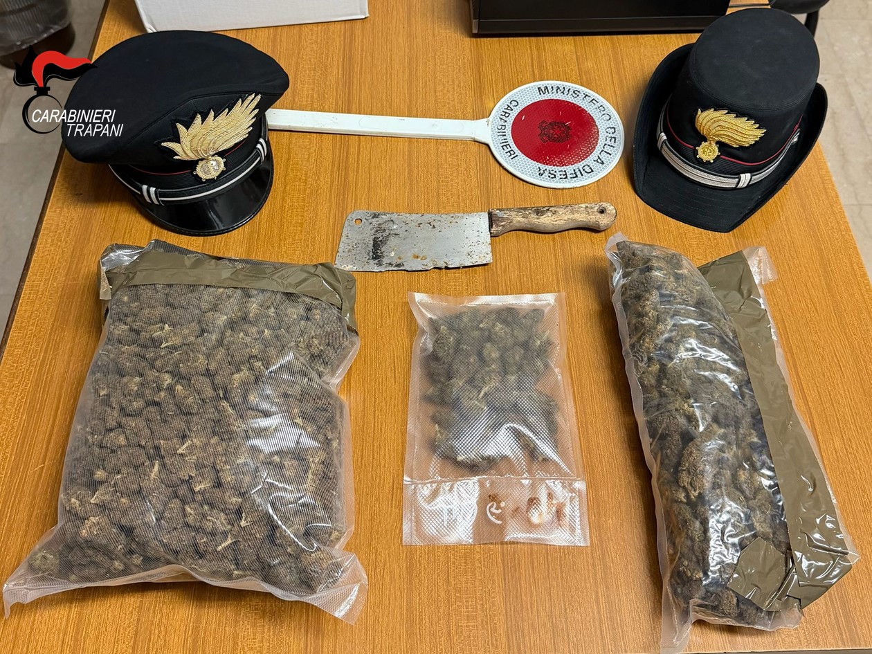 Campobello di Mazara, 1,25 kg di marijuana e una mannaia da 30 cm in casa:&hellip;